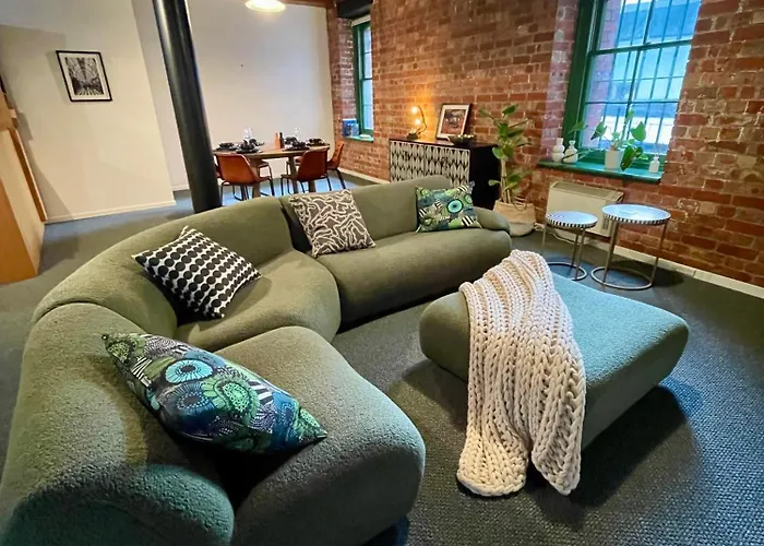 Melbourne Riverside Retreat